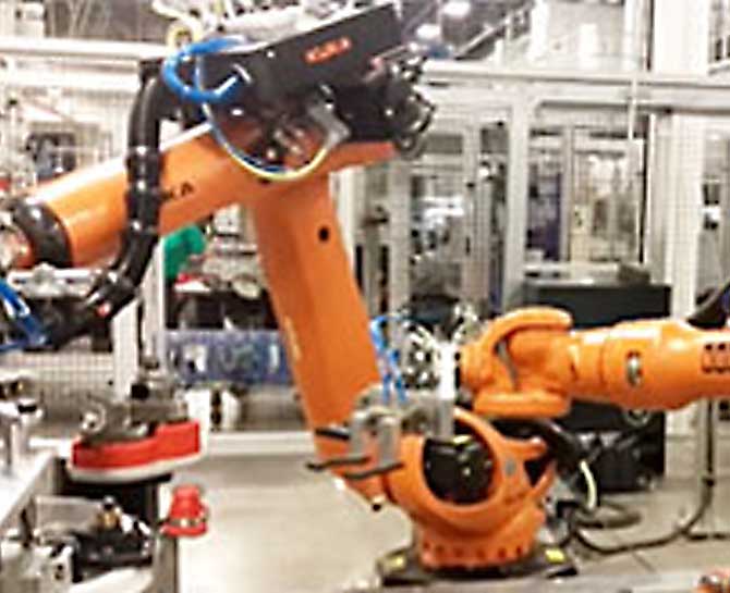 kyneos Automation. Roboteranlage in Produktionshalle